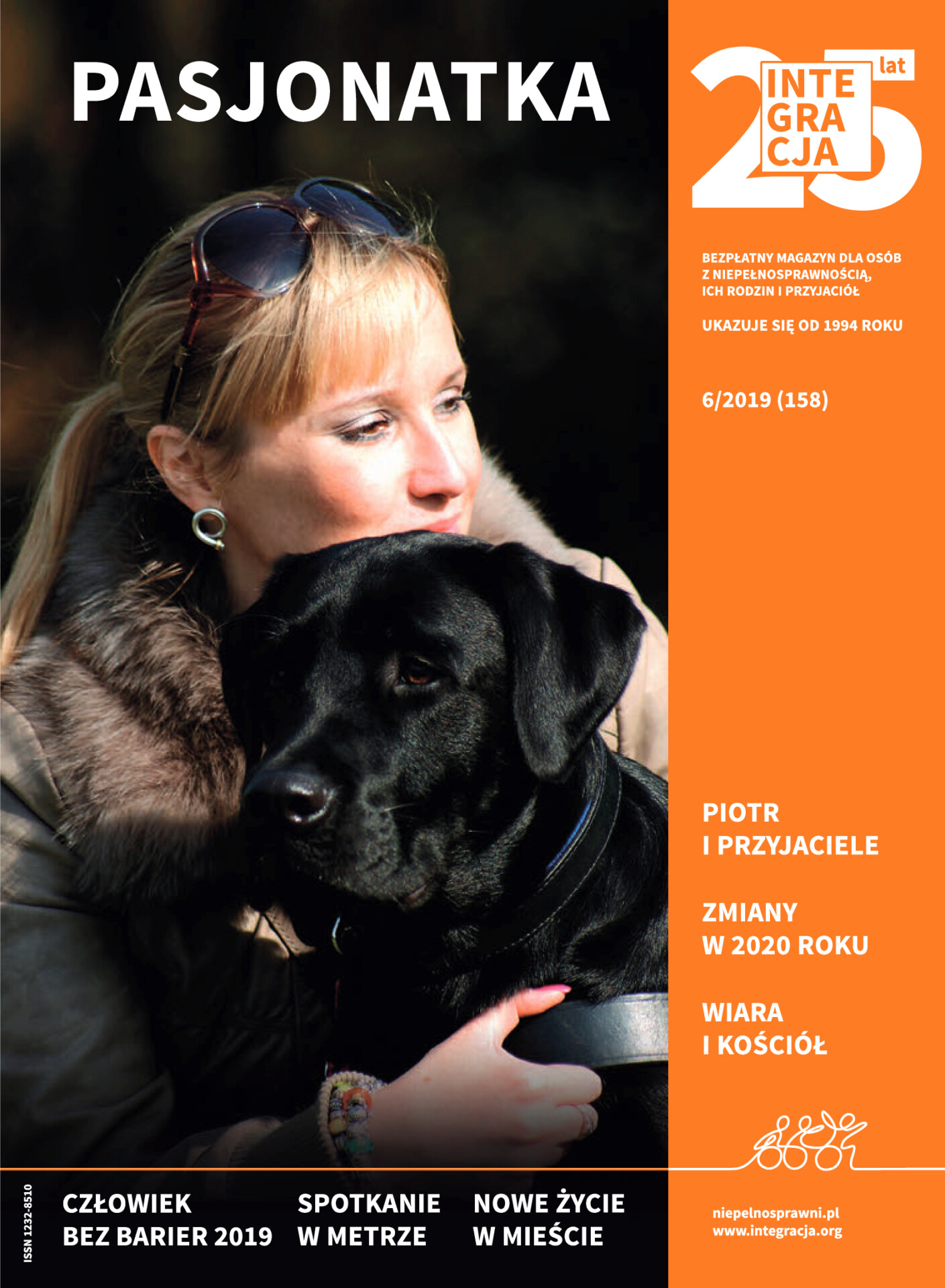 Okładka magazynu Integracja 6/2019. Dorota Ziental, niewidoma aktorka serialu "Pasjonatka" przytula czarnego labradora. Kliknięcie przekierowuje do całego magazynu w PDF-ie dostępnym.