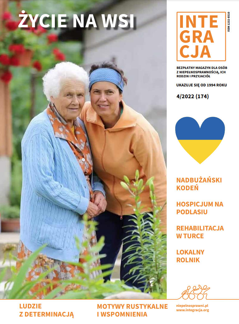 Okładka magazynu Integracja nr 4/2022. Dwie kobiety blisko siebie na tle ogrodu, jedna starsza, w niebieskim swetrze, obok niej, młodsza w pomarańczowej bluzie. Kliknięcie przekierowuje do całego magazynu w PDF-ie dostępnym.