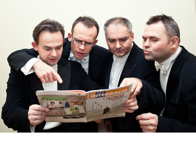 Czterej członkowie kabaretu Grupa Mocarta trzymają w dłoniach i wspólnie czytają magazyn Integracja.