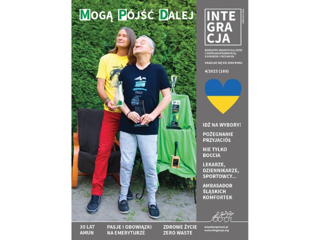 Okładka magazynu Integracja. Na zdjęciu dwaj laureaci z festiwalowymi trofeami.