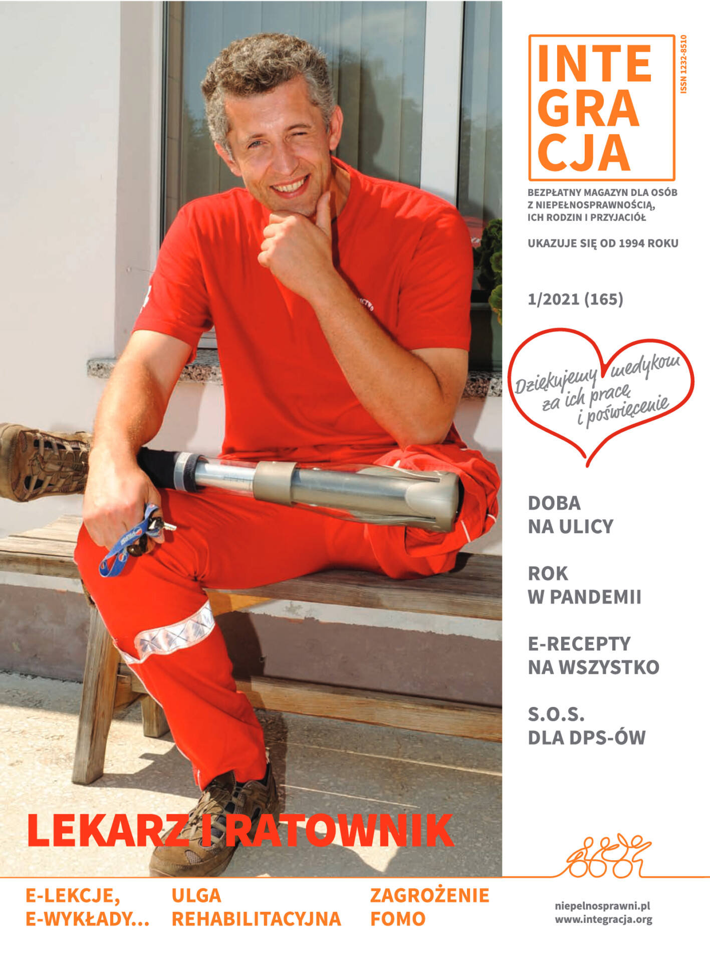 Okładka magazynu Integracja 2/2021. Uśmiechnięty ratownik w czerwonym kombinezonie z nogą w protezie siedzi na ławce. Kliknięcie przekierowuje do całego magazynu w PDF-ie dostępnym.