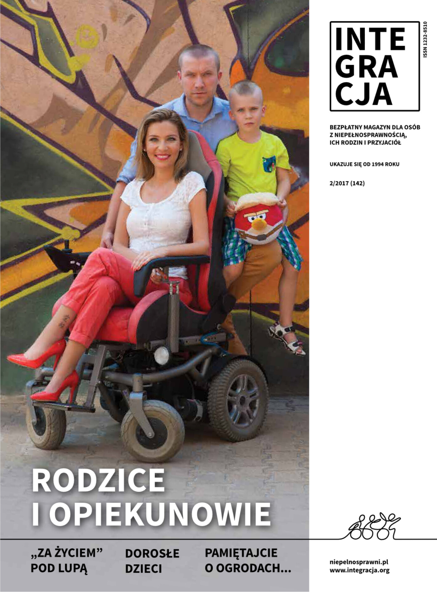 Okładka Integracja_2_2017. Na zdjęciu młoda dziewczyna w szpilkach na wózku elektrycznym, z tyłu za nią mąż z synkiem. ambasadorem. Kliknięcie przekierowuje do całego magazynu w PDF-ie dostępnym.