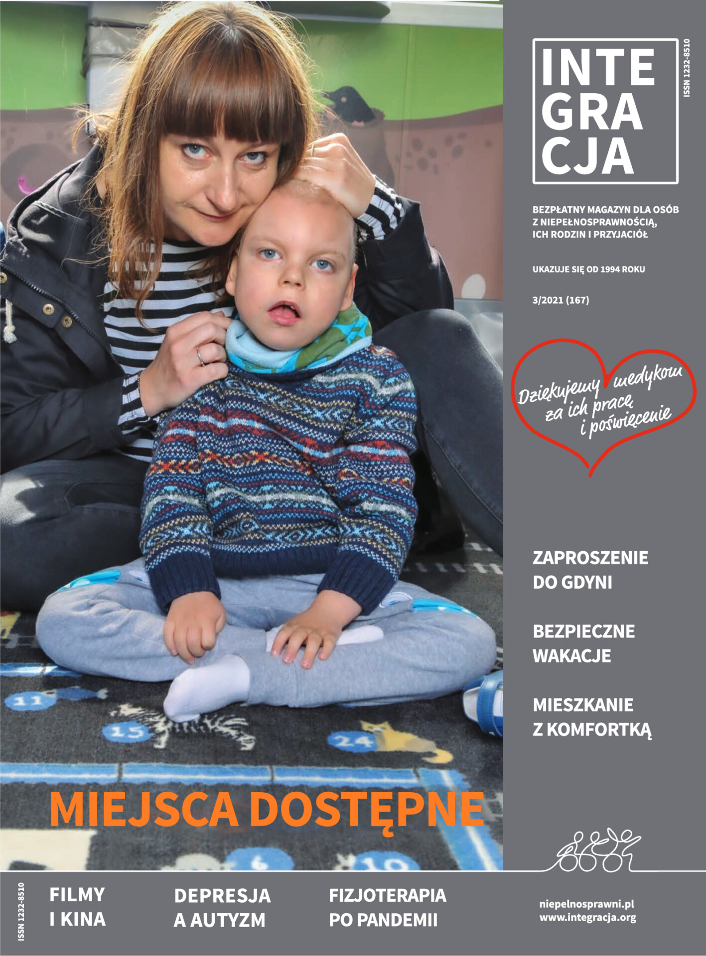 Okładka magazynu Integracja 3/2021. Mama, Agata Jabłonowska przytula swojego niepełnosprawnego synka. Kliknięcie przekierowuje do całego magazynu w PDF-ie dostępnym.